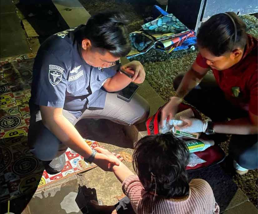 Seorang Wanita Nekat Mengakhiri Hidup Dengan Cara Menabrakan Diri ke Kendaraan, Namun Berhasil Diselamatkan Polisi