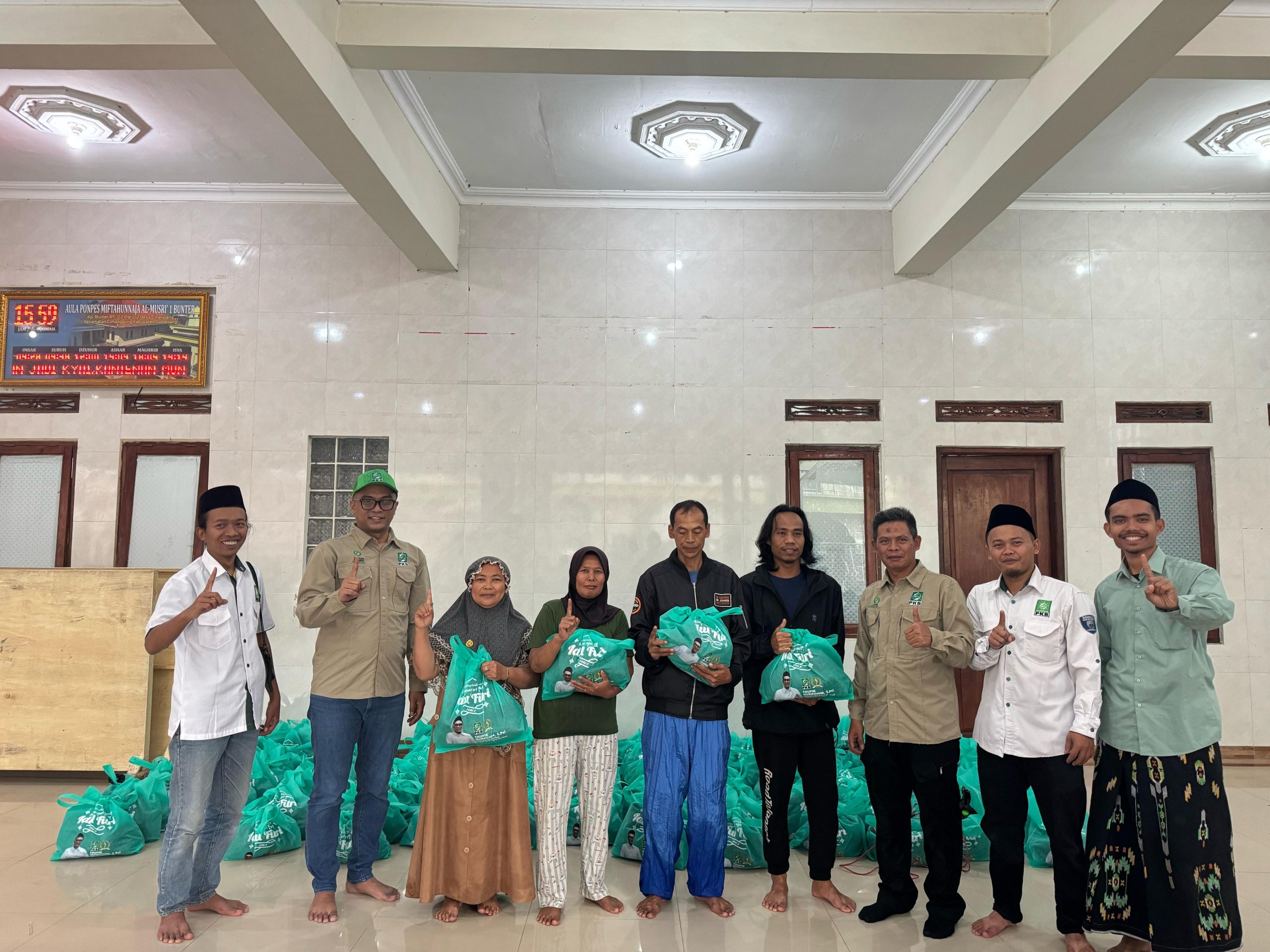 Taufik Nurrohim Tinjau Lokasi Banjir di Cimanggung, Salurkan Bantuan dan Usulkan Mitigasi Jangka Panjang