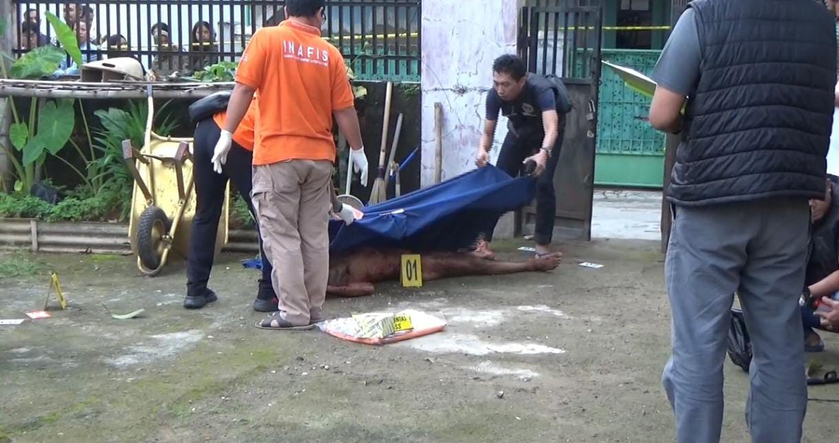 Asep Budi Terkapar Bersimbah Darah di Halaman Rumahnya, Diduga Korban Pembunuhan