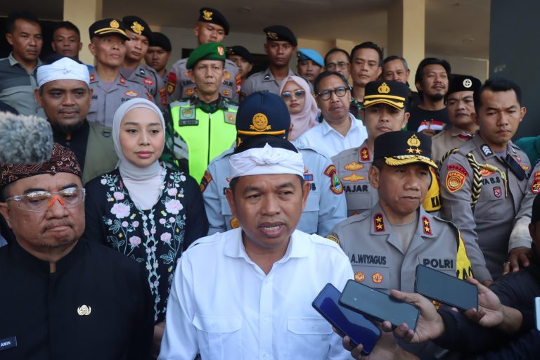 Mudik 2026: KDM Siapkan Rp 6,9 Miliar Kompensasi Sopir Angkot hingga Tukang Becak untuk Kelancaran Arus Lebaran di Jawa Barat. Mudik 2026: KDM Siapkan Rp 6,9 Miliar Kompensasi Sopir Angkot hingga Tukang Becak untuk Kelancaran Arus Lebaran di Jawa Barat.