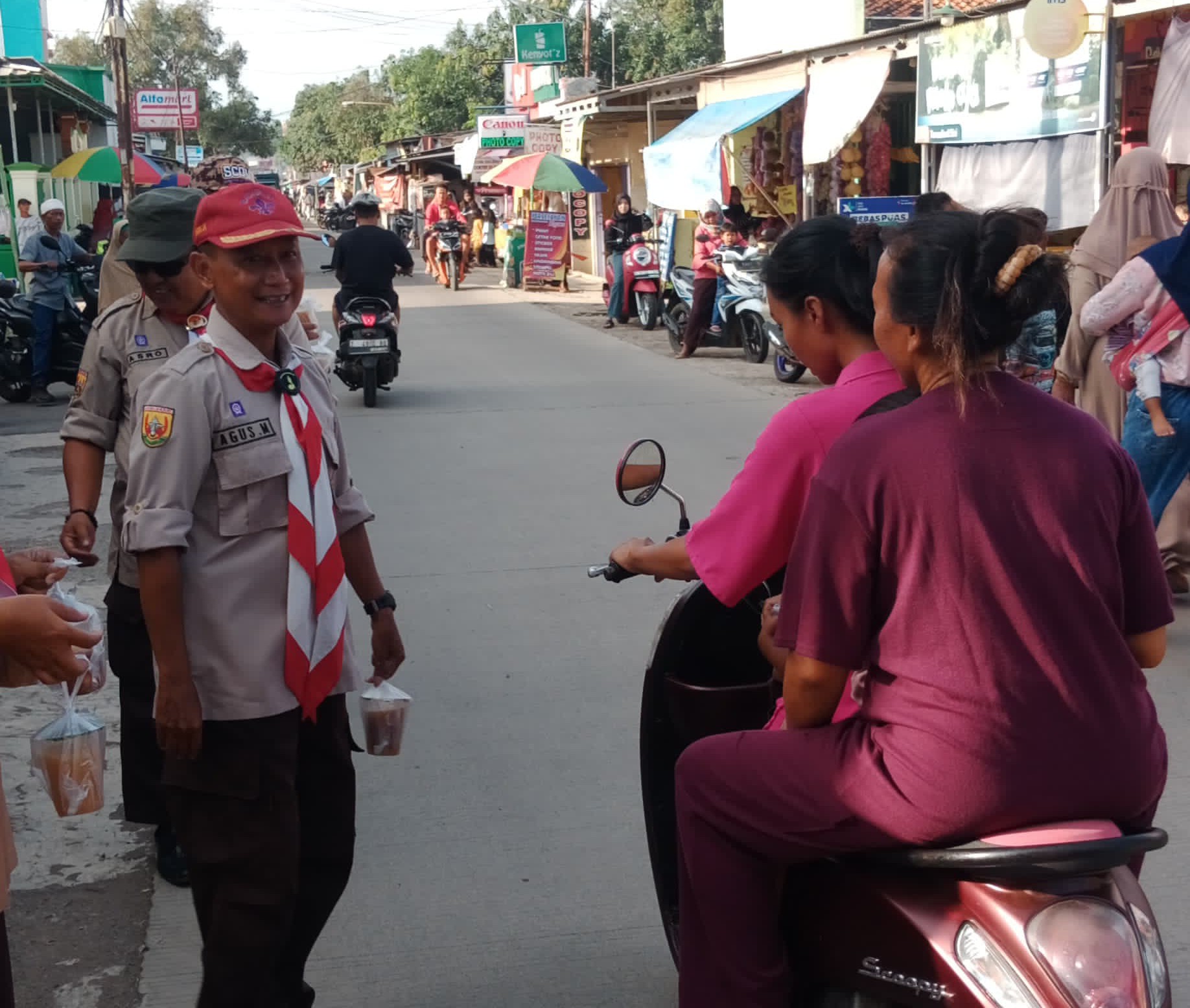 Pramuka Kwarran Ciasem Gelar Aksi Berbagi Takjil di Jalan Ampera Sukamandi