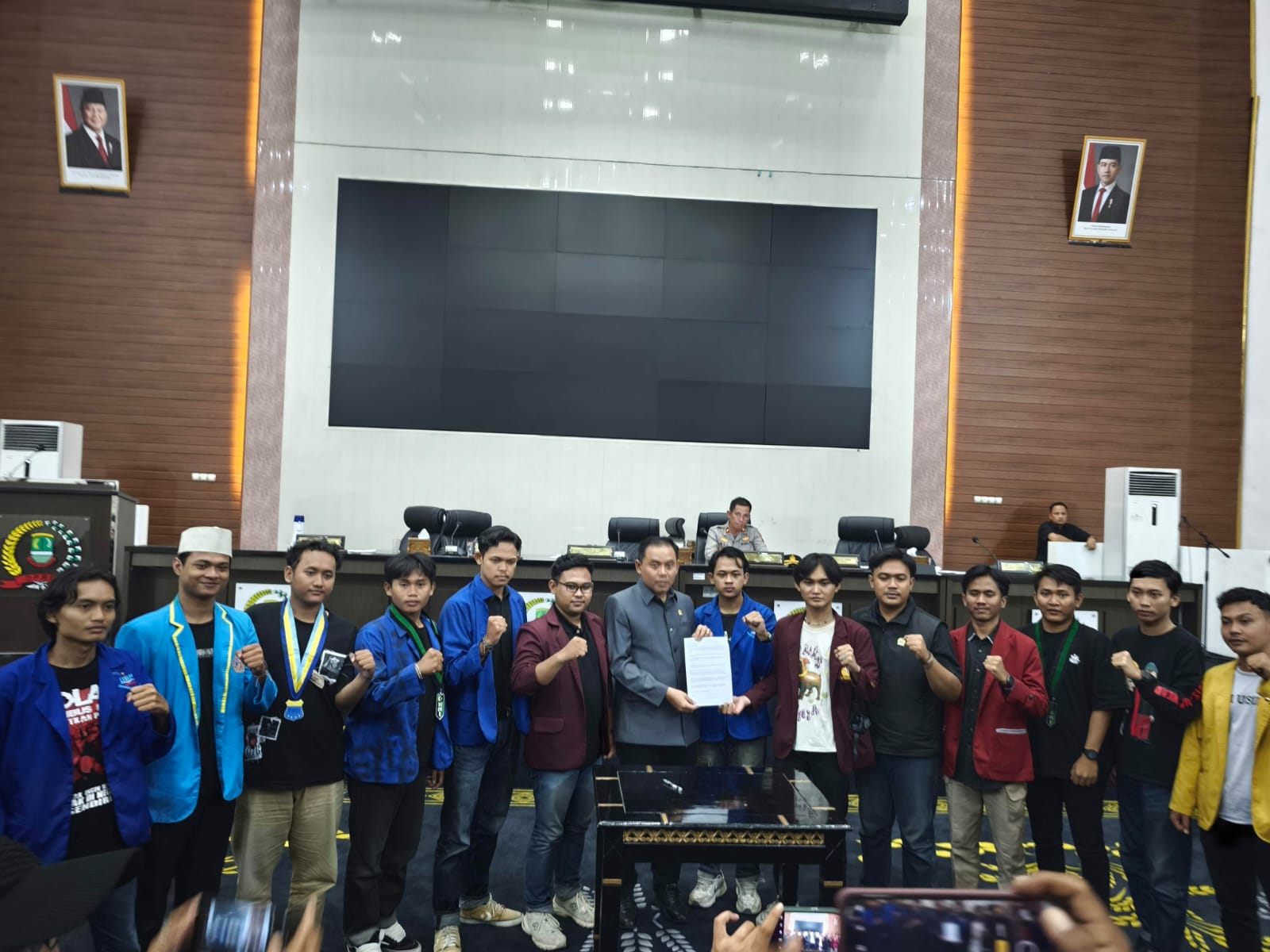 Demonstrasi Memanas Ratusan Mahasiswa Geruduk DPRD Karawang Tolak RUU TNI