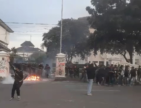 Masa Demonstran Bentrok Dengan Polisi di Depan Gedung DPRD Karawang
