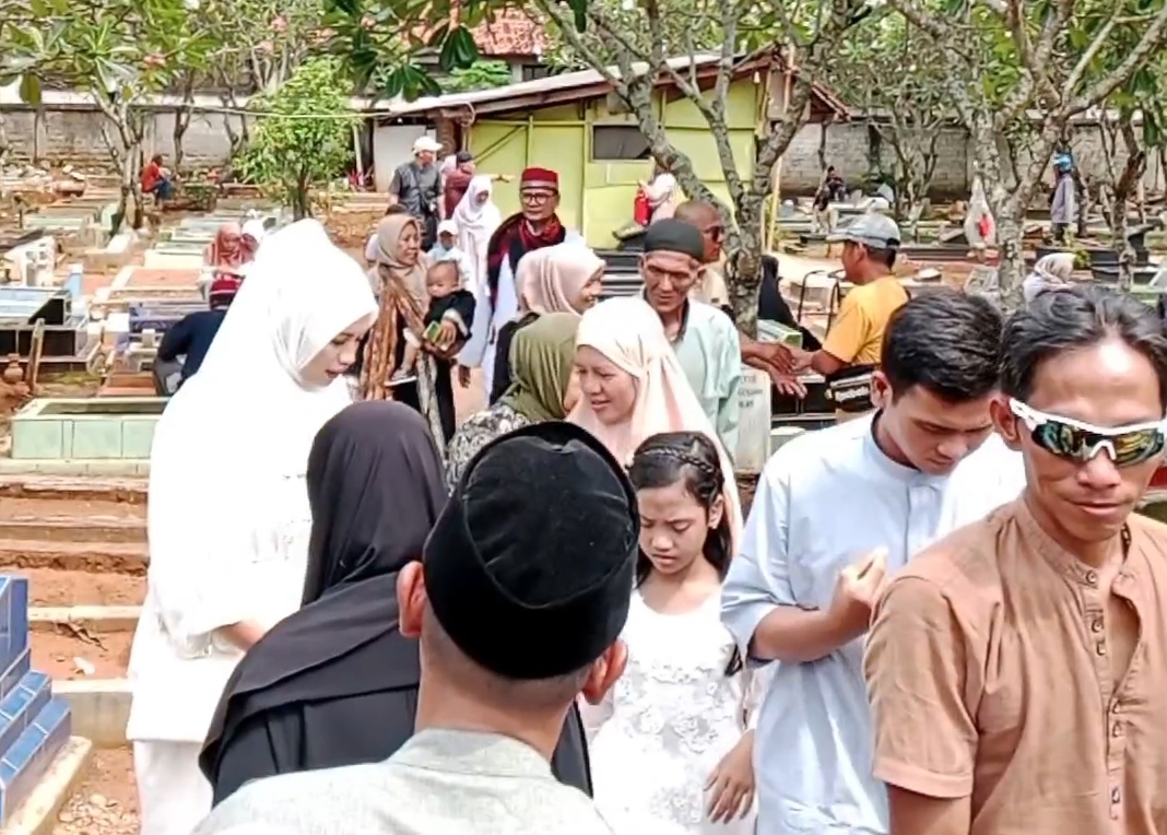 Hari Pertama Idul Fitri, Tempat Pemakaman Selalu Paling Ramai Dikunjungi Masyarakat Berziarah