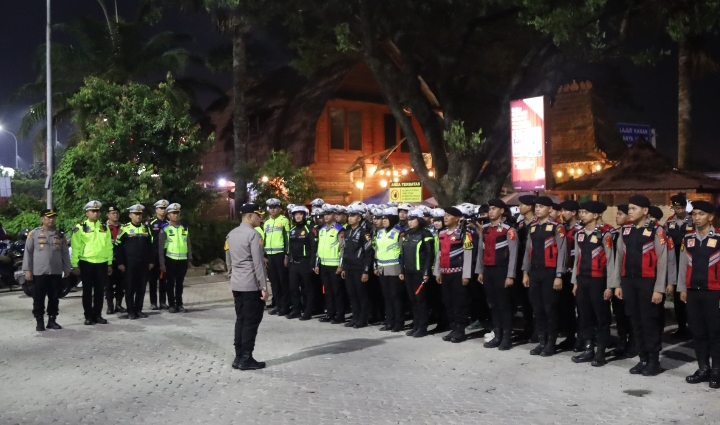 Polres Karawang Laksanakan Apel Gelar Pasukan Operasi Ketupat Lodaya 2025 Di Pos PAM Rest Area KM 57