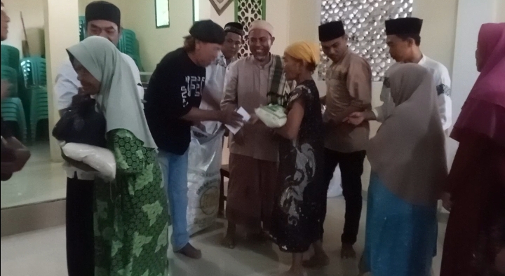 Kolaborasi Karang Taruna Mekar Dan Pengurus Masjid Nurul Iman Santuni Anak Yatim Dan Lansia