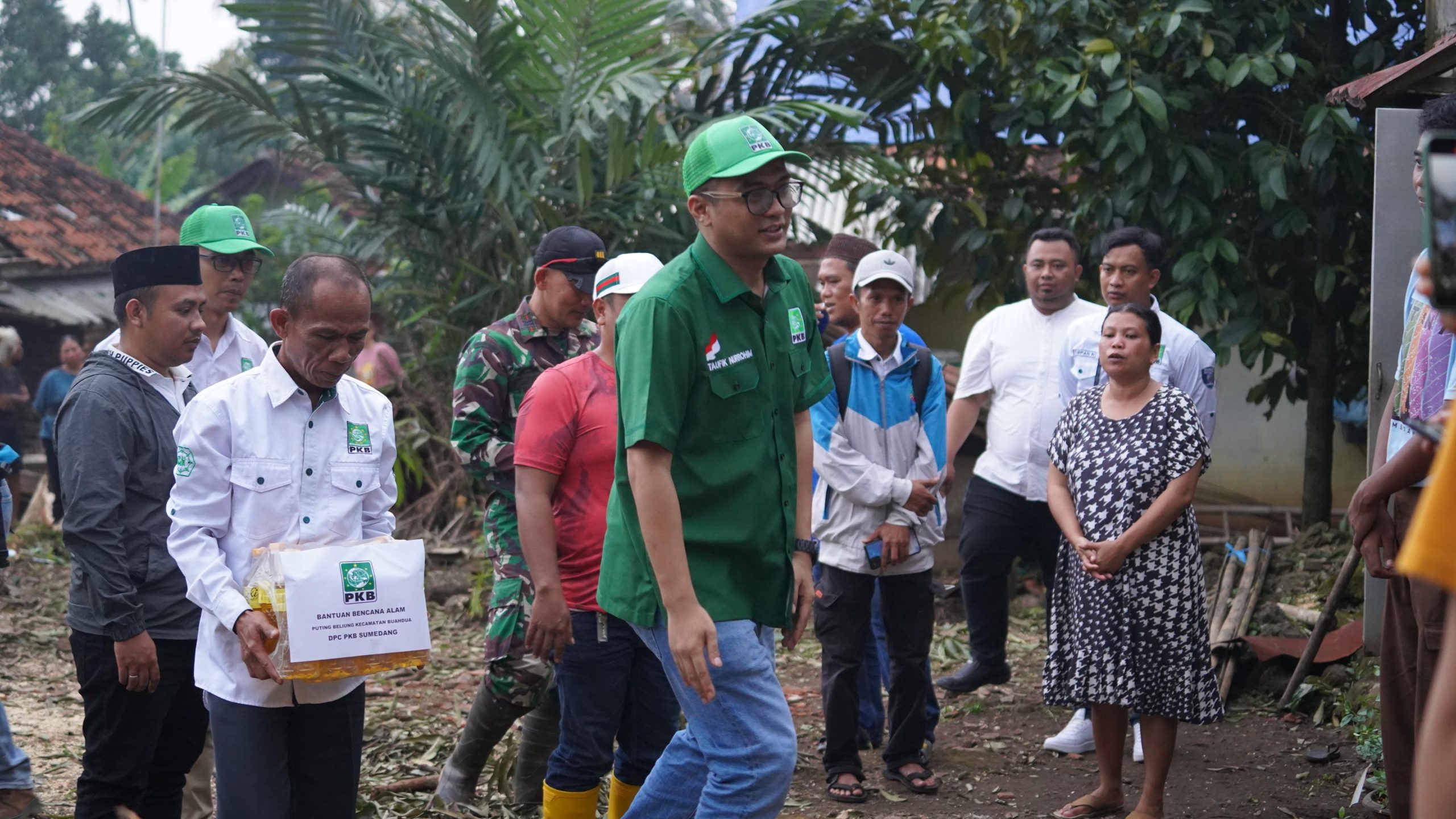 Taufik Nurrohim Tinjau Lokasi Puting Beliung Buahdua: Serahkan Bantuan dan Kawal Penanganan Warga Terdampak