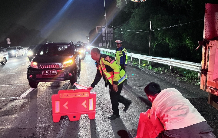 Polantas di Karawang Bersama Petugas Damkar Pasang Water Barrier di Rest Area KM 62
