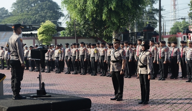 Kapolres Karawang Pimpin Sertijab 2 Kapolsek Sekaligus Pemberian Penghargaan Anggota Berprestasi