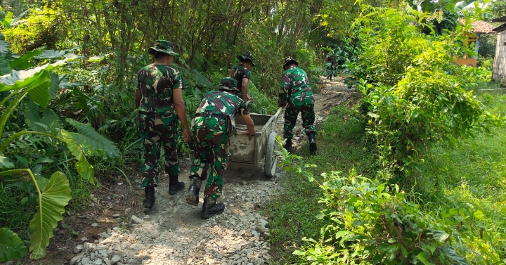 Sinergi TNI dan Warga Tingkatkan Infrastruktur dan Layanan di Banyusari Melalui TMMD ke-124