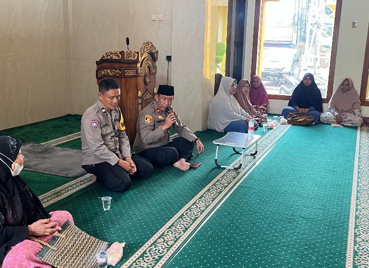 Kapolsek Klari Gelar Jumat Curhat, Tampung Keluhan Ibu-Ibu Majelis Taklim soal Maraknya Remaja Konsumsi Obat Terlarang