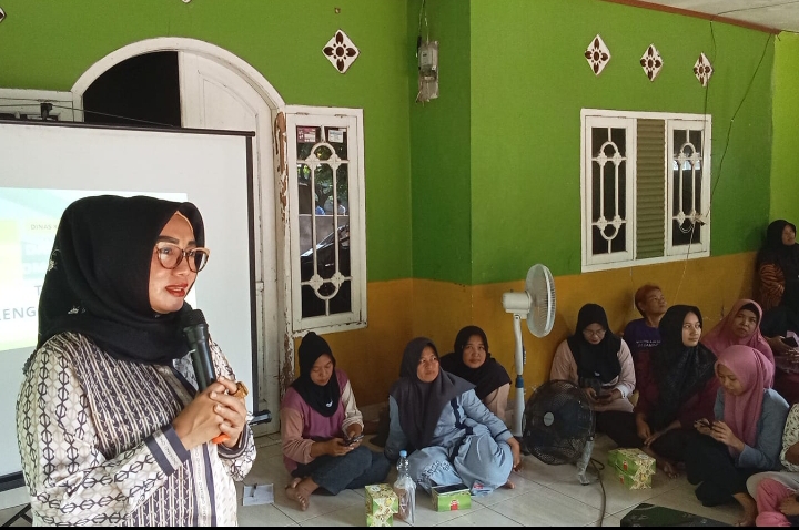 Sri Rahayu Gelar Sosialisasi Perda Provinsi Jawa Barat Tentang Penyelenggaraan Kesehatan Di Dusun Pelem