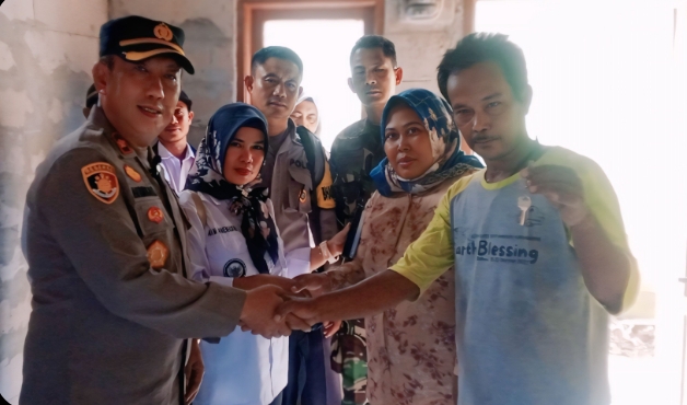 Dalam Rangka Menyambut Hari Bhayangkara ke-79, Kapolsek Klari Serahkan Kunci Rumah Warga Yang Direnovasi Lewat Inisiasi dari Bhabinkamtibmas Desa Klari