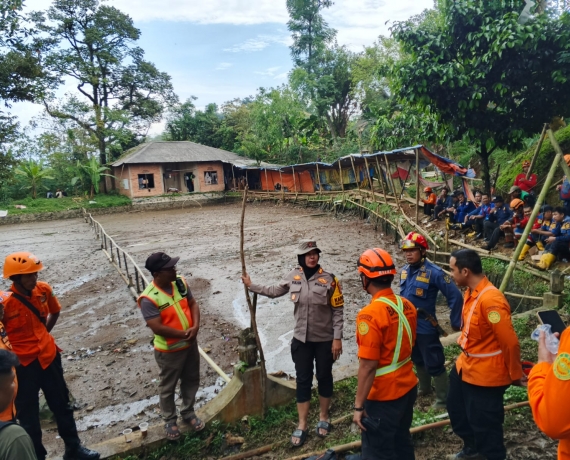 Tim Gabunga Terus Mencari Korban Bencana Alam Bogor