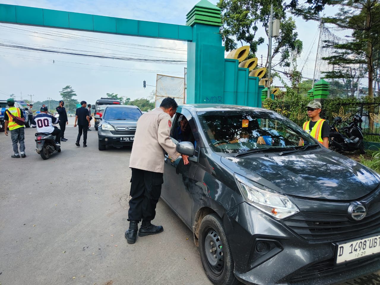 Polda  Jabar Cek Tiket Masuk di Pintu Utara Stadion Jalak Harupat Jelang Laga All-Star VS Arema FC