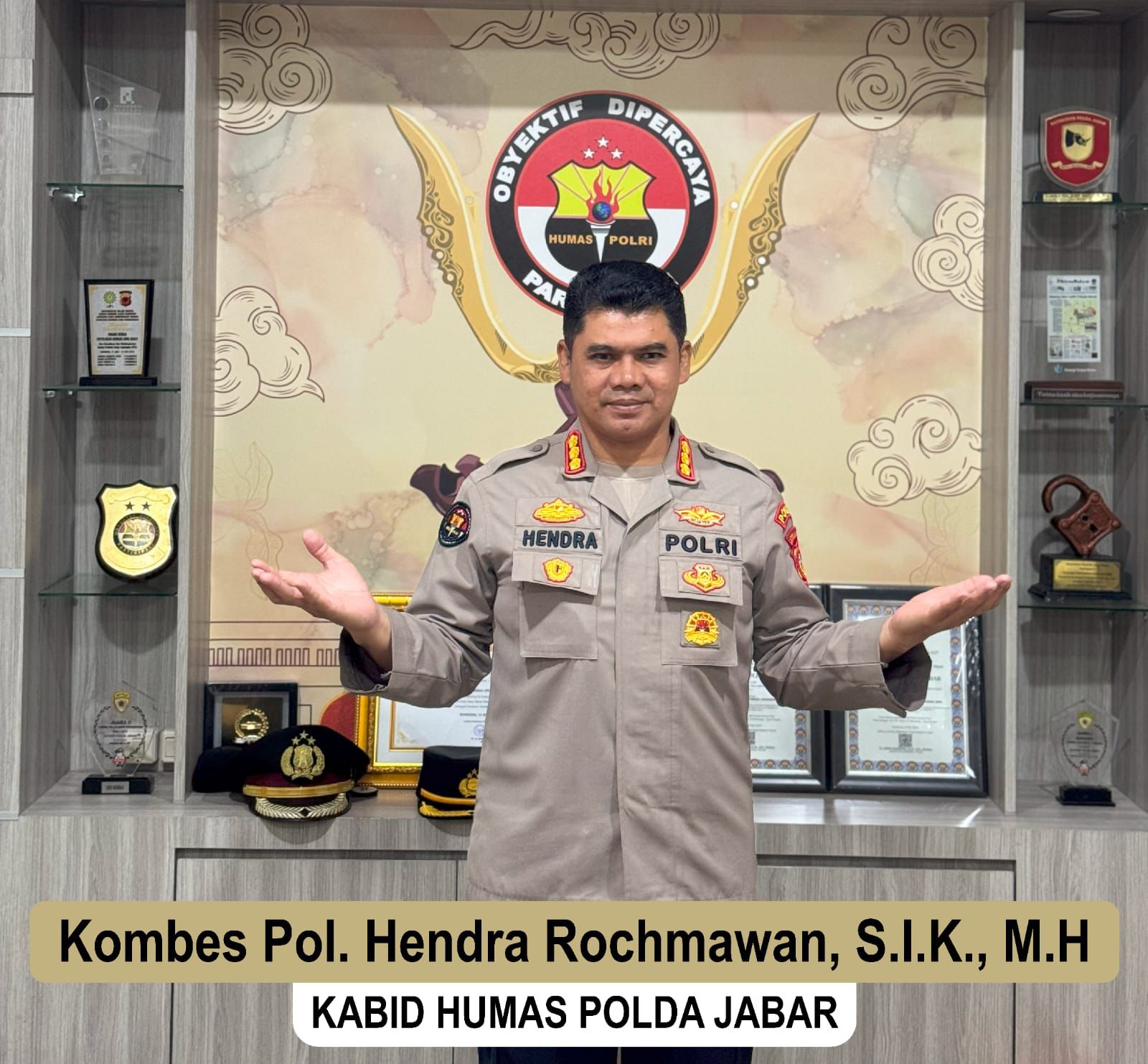 Polda Jabar Amankan Miras dan Kembang Api di Pintu Masuk Utara Saat Pengamanan Piala Presiden 2025 di Stadion Si Jalak Harupat