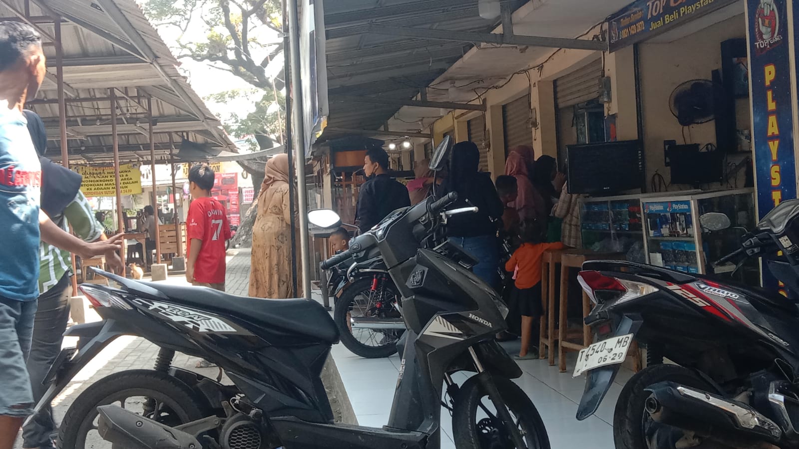 SMPN 1 Kota Baru Disinyalir Monopoli Penjualan Baju Seragam Dengan Harga Selangit