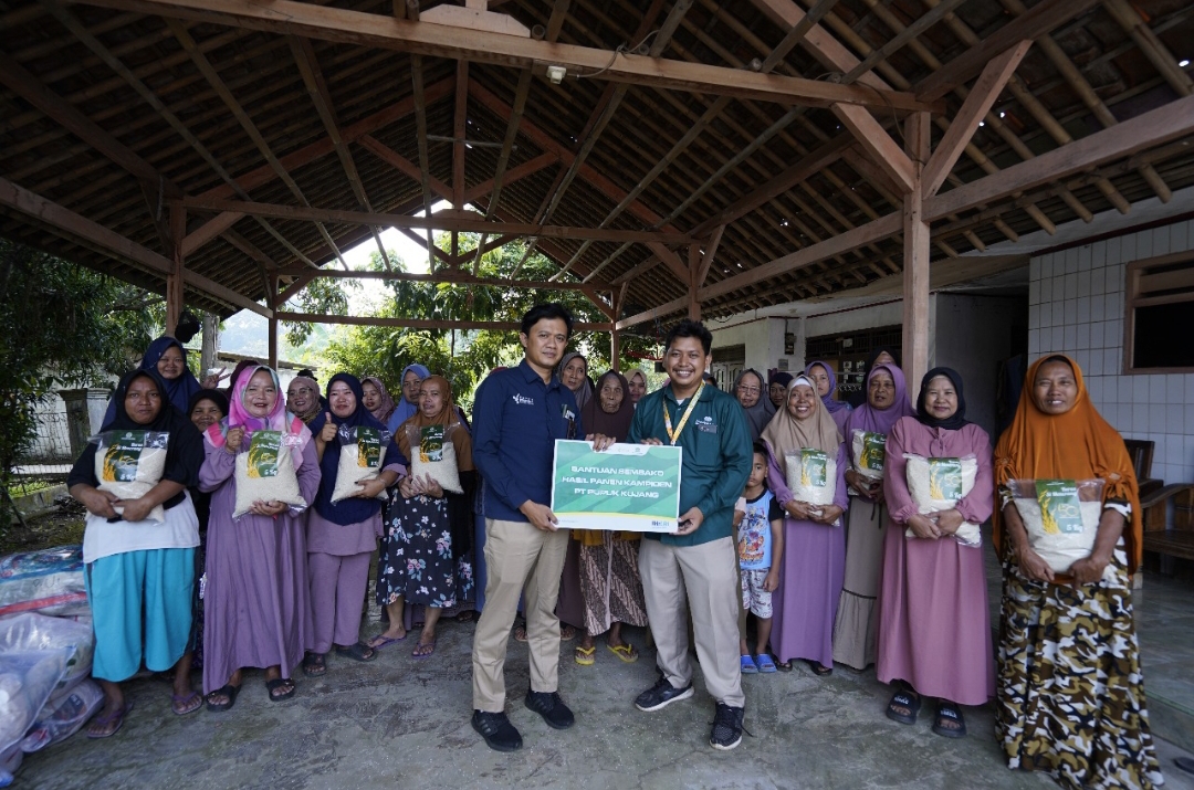 Pupuk Kujang Bagikan Beras Unggul Hasil Riset Pertanian