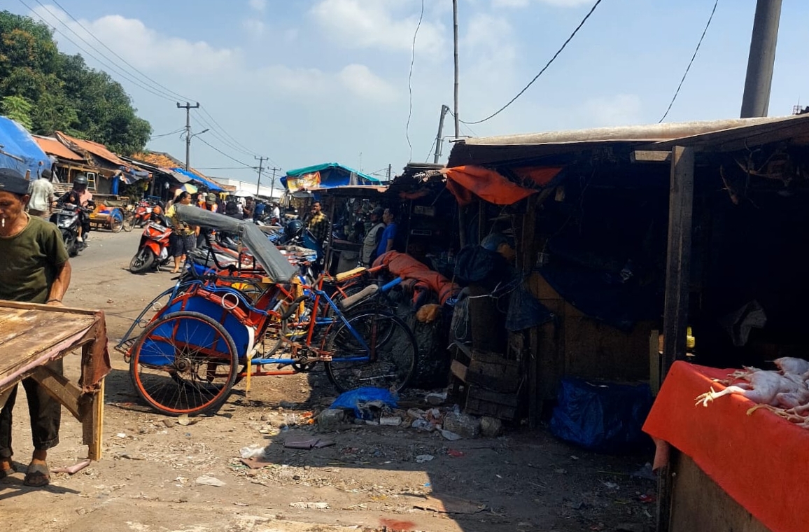 Paguyuban Kios Pasar Cikampek Temui Bupati, Sampaikan Apresiasi Perbaikan Jalan Pasar