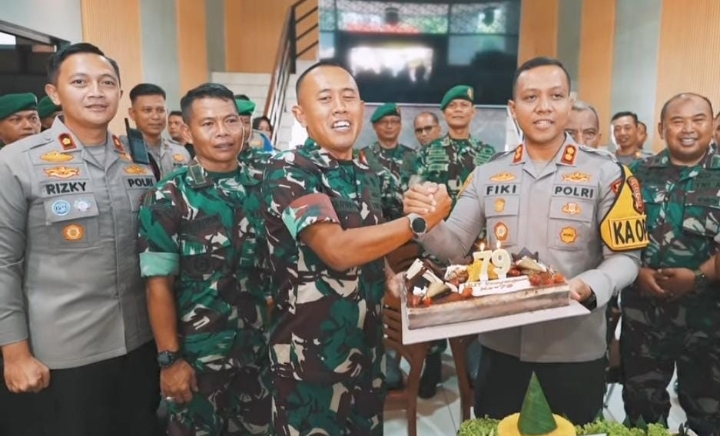Kejutan Manis dari Dandim 0604/Karawang untuk Kapolres di Hari Bhayangkara ke-79