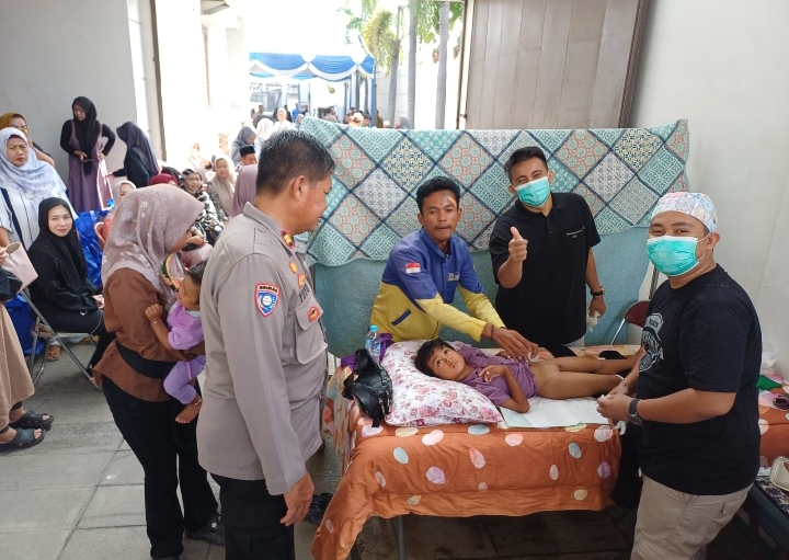 Personel Polsek Klari Amankan dan Monitoring Kegiatan Sunatan Massal Peringatan Bulan Muharam dan Haul Almarhumah Hj. Cucu, Ibunda Bupati Karawang