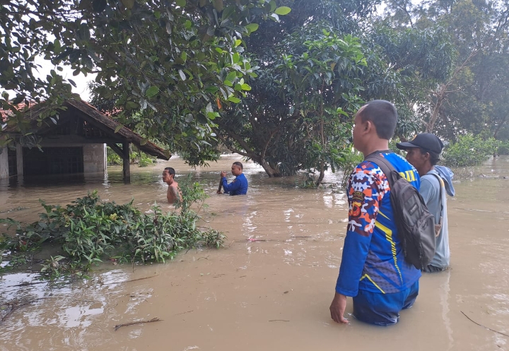Polres Karawang Bergerak Cepat Tangani Warga Hilang di Area Banjir Karangligar