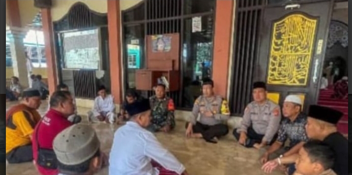Kapolsek Klari Gelar Jumat Curhat Bersama Jemaah Masjid Miftahultaqwa, Sosialisasikan Pemberlakuan Jam Malam