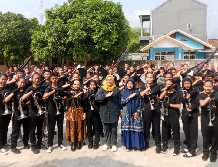 Anggota DPRD Jabar Sri Rahayu Gelar Reses III di SMP PGRI Pangkalan Disambut Marching Band Buana Juang