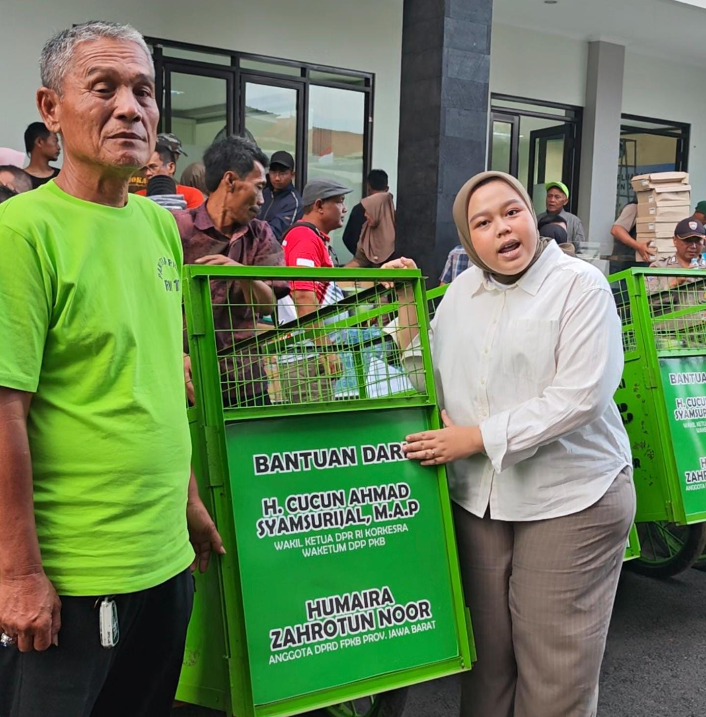 Wujudkan Desa Bersih, Humaira Bagikan 15 Roda Sampah Di Solokan Jeruk