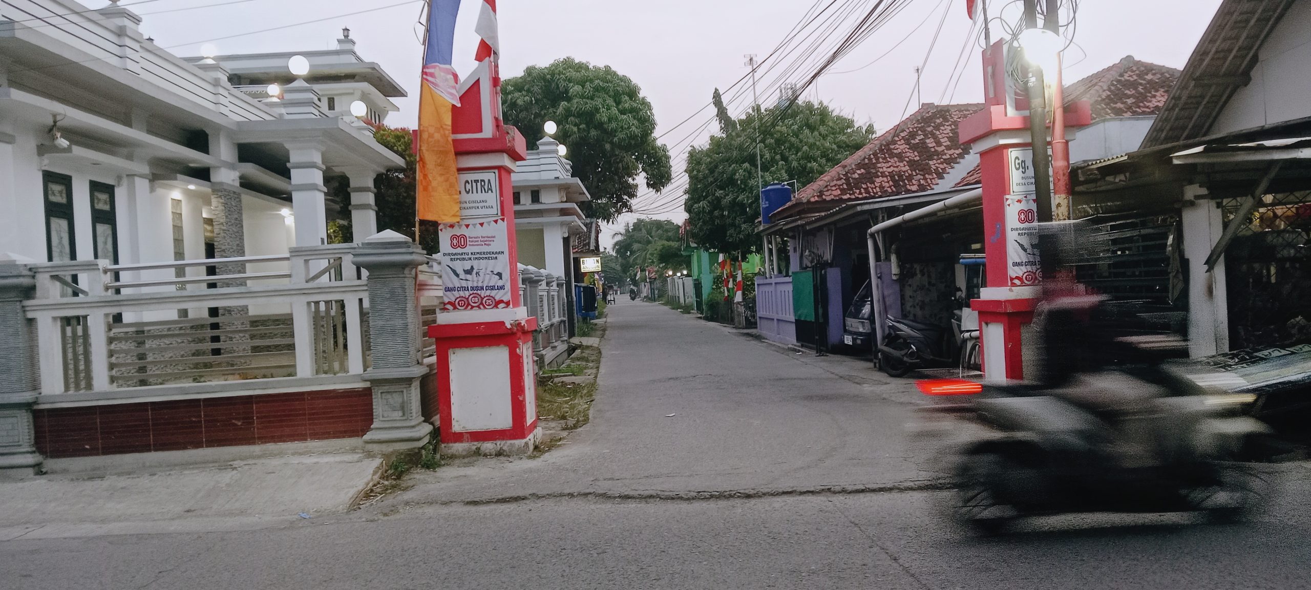 Mengganggu dan Meresahkan, Pemasangan Tiang Internet di Gang Citra Cikampek Utara Dikerjakan Tengah Malam, Aparat Terkait Harap Bertindak