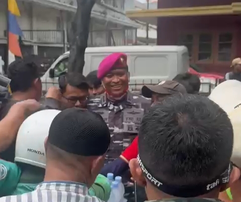 Prajurit Marinir Borong dan Bagikan Minuman Untuk Ojol, Suasana Tegang Seketika Menjadi Sejuk Penuh Keakraban