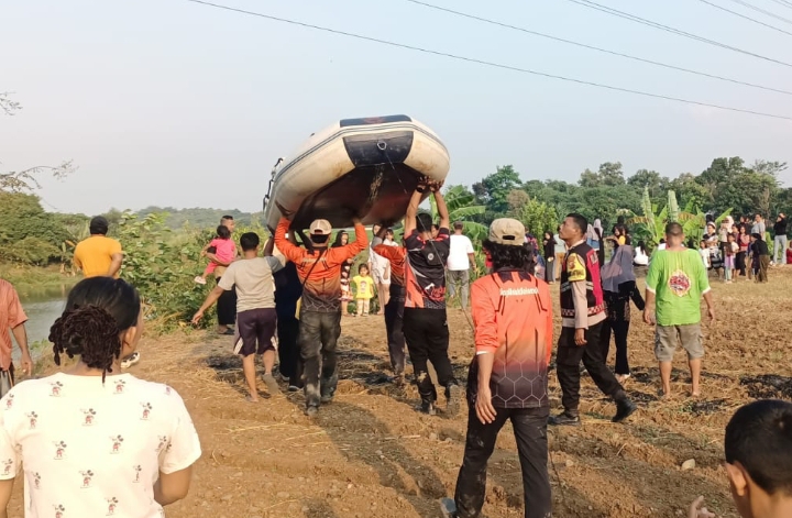 Polsek Klari Cek TKP Bantu Pengamanan Evakuasi Pencarian Orang Diduga Tenggelam