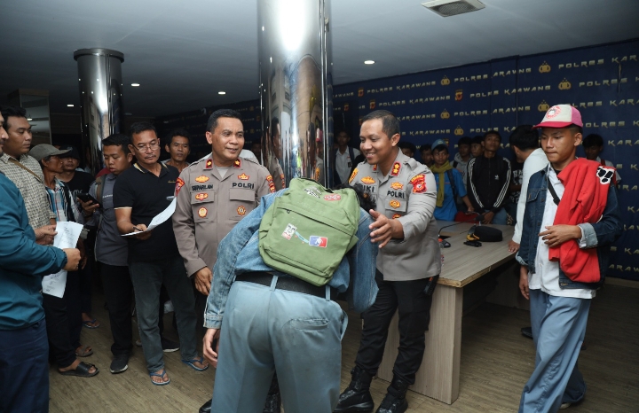 49 Siswa Yang Hendak Demo Ke Jakarta Diserahkan Ke Orang Tua Usai Diberikan Pembinaan Oleh Polres Karawang