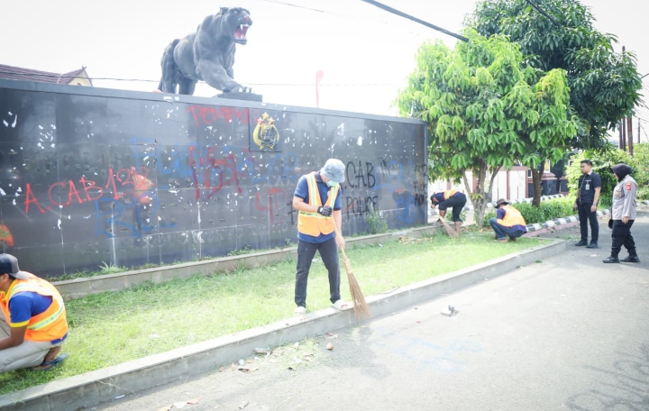 Pasca Aksi Unjuk Rasa, Polres Karawang Lakukan Perbaikan Lingkungan Mako 