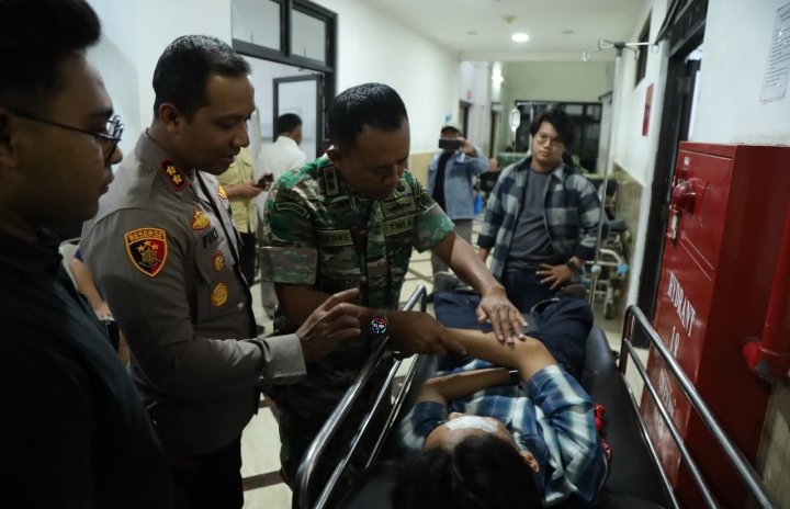 Polres Karawang Berikan Penanganan Medis Pasca Unjuk Rasa
