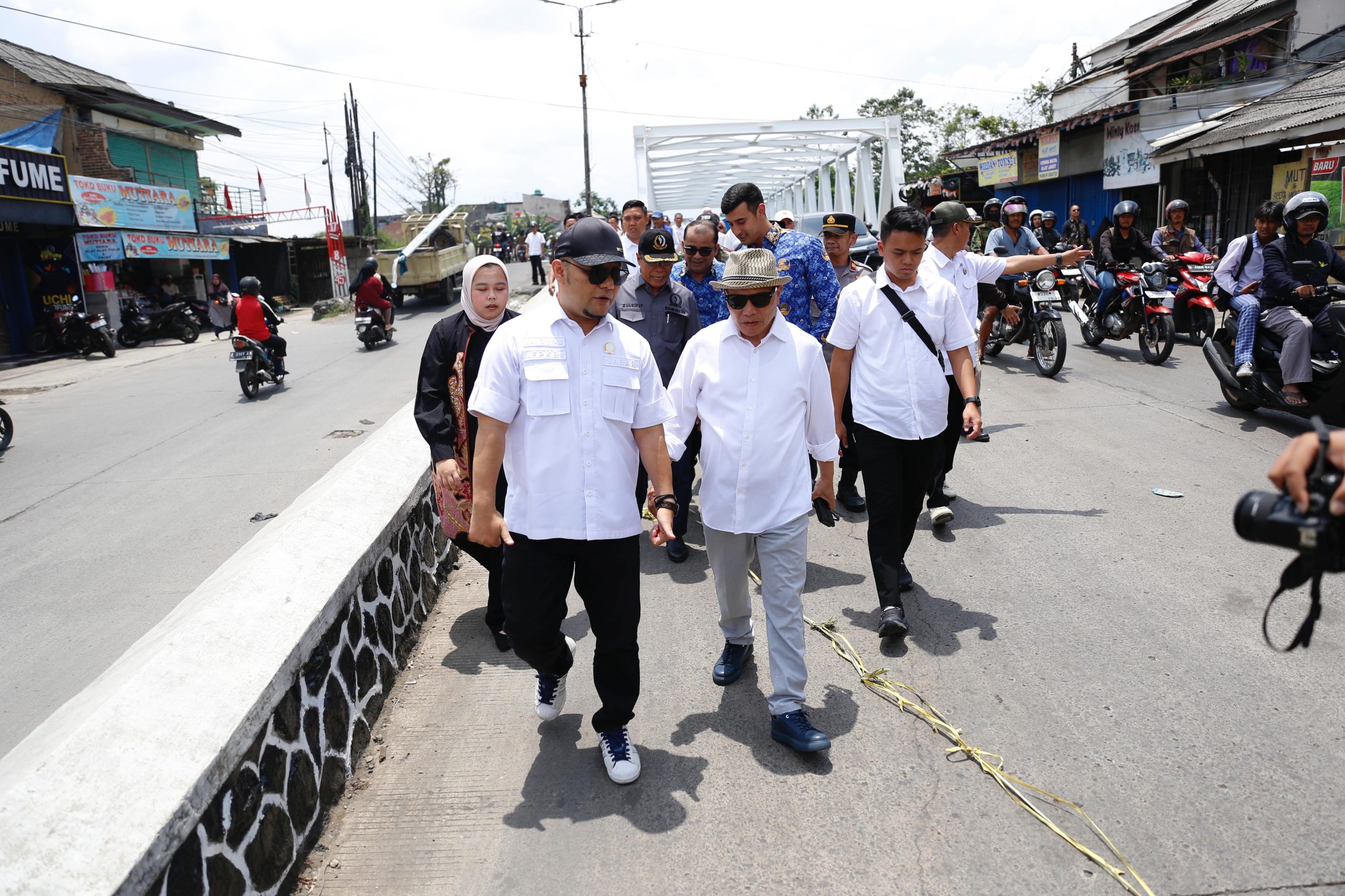 Anggota DPRD Asep Syamsudin Tinjau Jembatan Baru di Dayeuhkolot dalam Kegiatan Citra Bakti