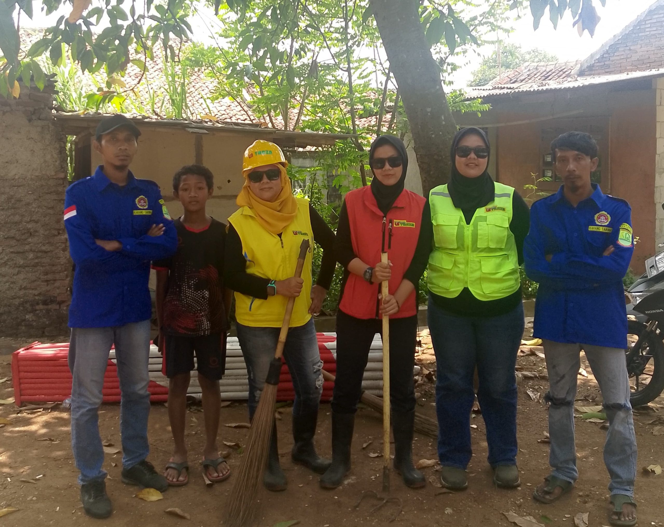 Latansa Bersama Karang Taruna Cikampek Timur, Angkut dan Bersihkan Sampah di TPU