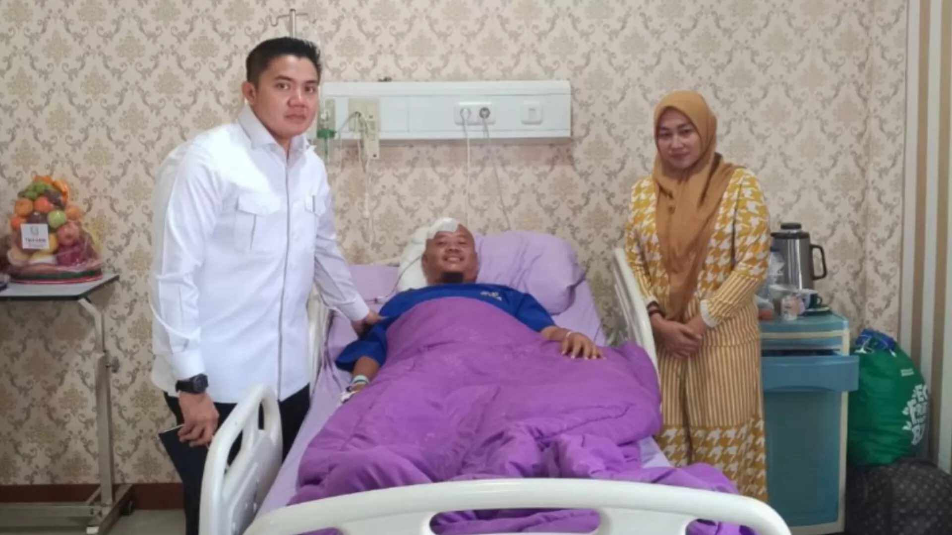 Anggota Polres Karawang Korban Luka Unjuk Rasa Dijenguk Presiden dan Kapolri