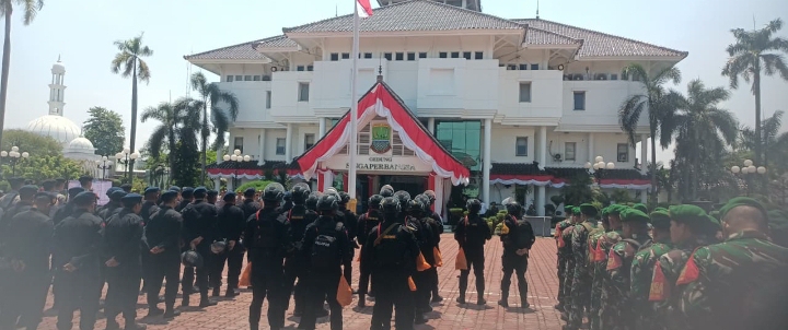 Ratusan Personil Gabungan Mulai Di Siagakan Di Gedung DPRD Karawang
