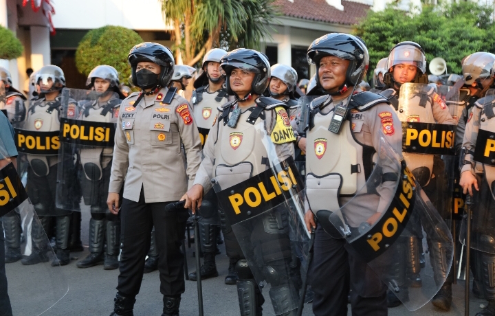 Polres Karawang Amankan Aksi Unjuk Rasa AMPERA di Gedung DPRD Karawang, Situasi Berjalan Kondusif