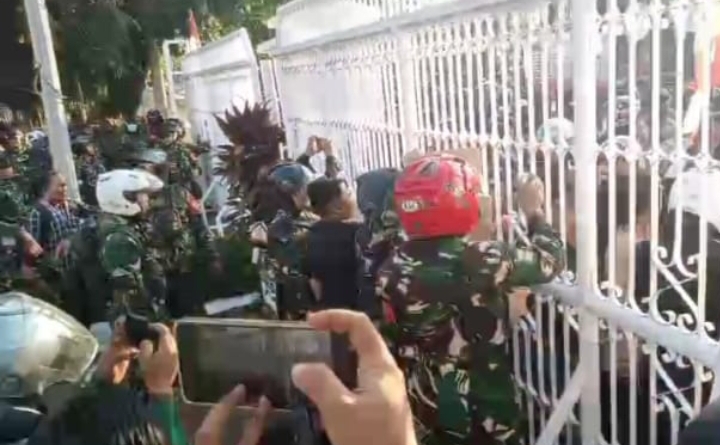 Humanis Dan Dialogis, Cara Yang Diambil Anggota Kodim 0604/Karawang Saat Hadapi Para pendemo