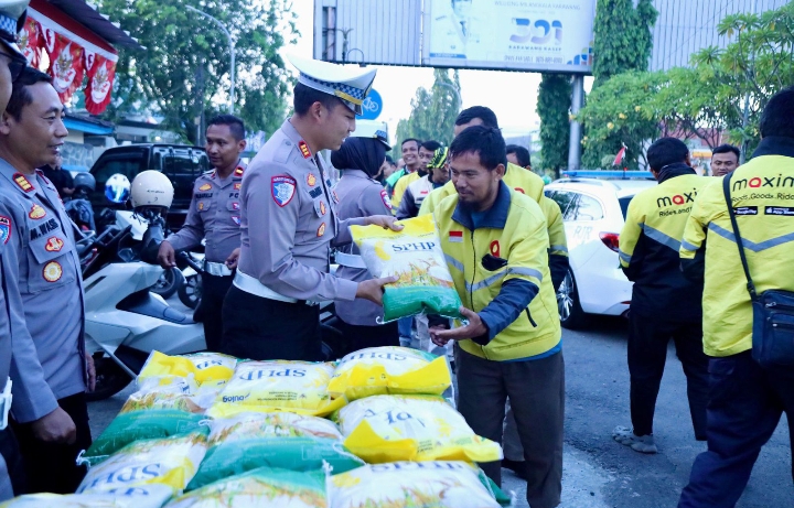 Polres Karawang Salurkan Bantuan Sosial kepada Pengemudi Ojol