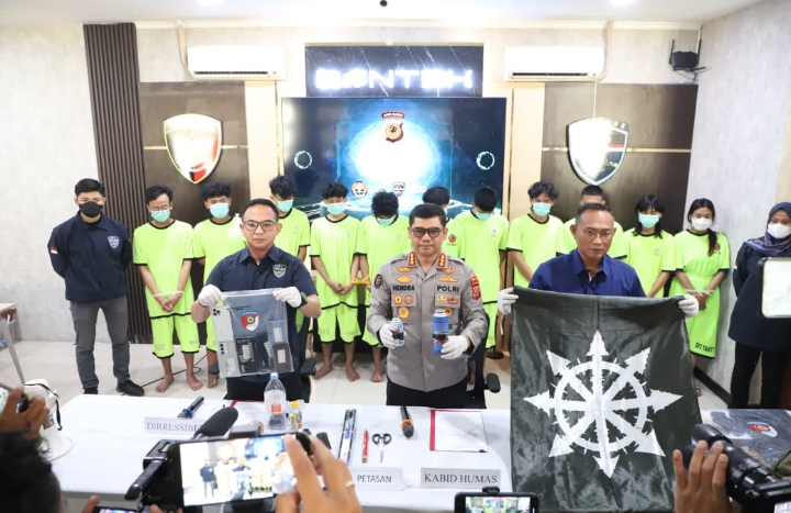 Polda Jabar Ungkap 12 Tersangka Kasus Bom Molotov, 11 Dihadirkan dalam Konferensi Pers