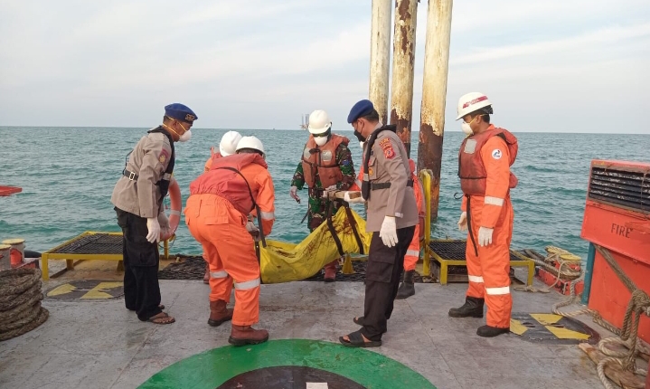 Polres Karawang Evakuasi Penemuan Mayat di Perairan Laut Karawang