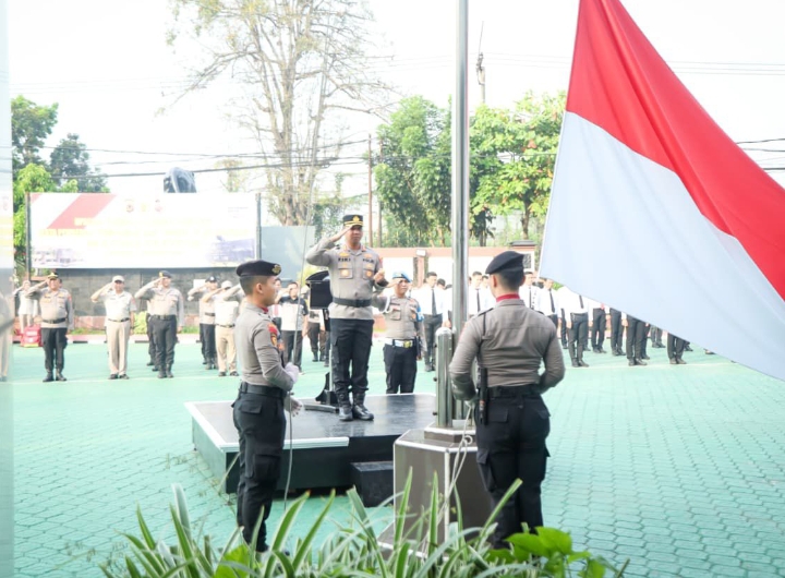 Polres Karawang Gelar Upacara Hari Olahraga Nasional ke-42 dan Berikan Penghargaan kepada Personel serta Masyarakat Berprestasi