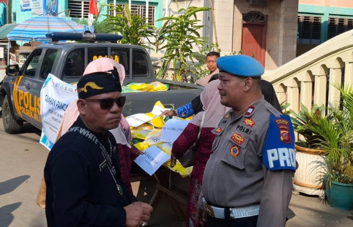 Polsek Klari Gelar Gerakan Pangan Murah di Halaman Kantor Kecamatan Klari Menggunakan Mobil Patroli