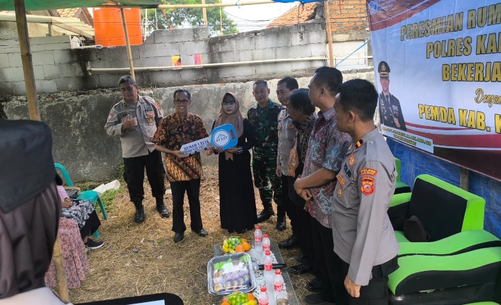 Wujud Kepedulian Sosial, Polres Karawang Serahkan Kunci Rumah Rutilahu
