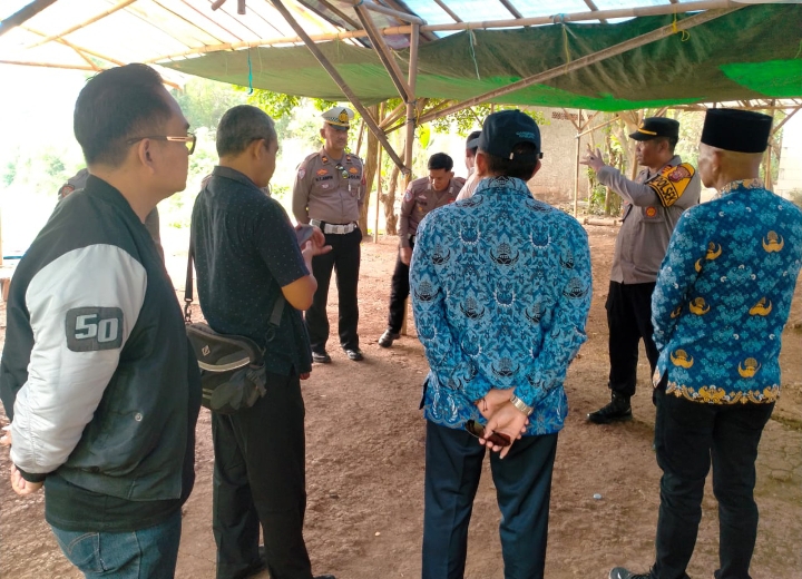 Kapolsek Cikampek Pimpin Pembongkaran Arena Judi Sabung Ayam, Polisi Bersama Muspika Tutup Lokasi Sabung Ayam di Karangbenda, Warga Apresiasi