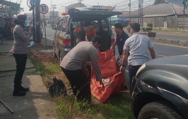 Polsek Purwasari Evakuasi Penemuan Mayat Diduga Tunawisma