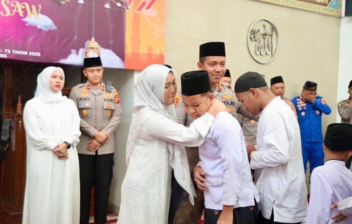 Peringatan Maulid Nabi Muhammad SAW, Polres Karawang dan Bhayangkari PC Karawang Gelar Santunan Anak Yatim